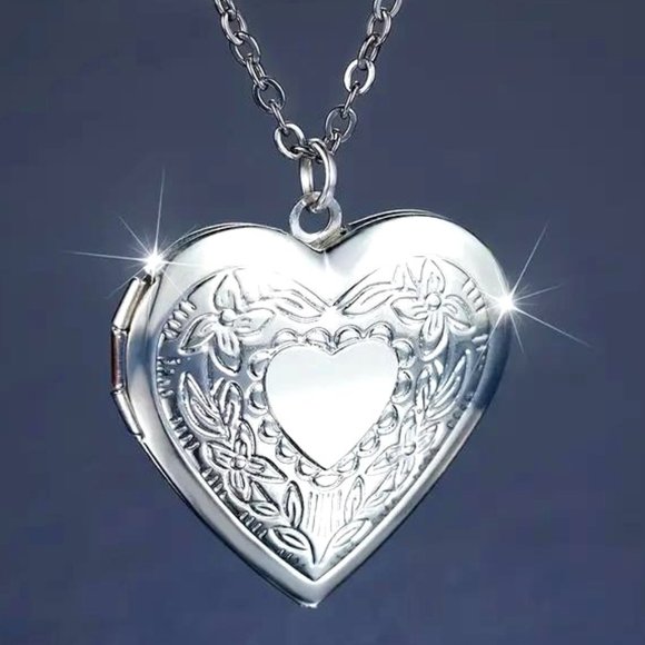 TRADITIONAL SILVER HEART LOCKET - Picture 1 of 2